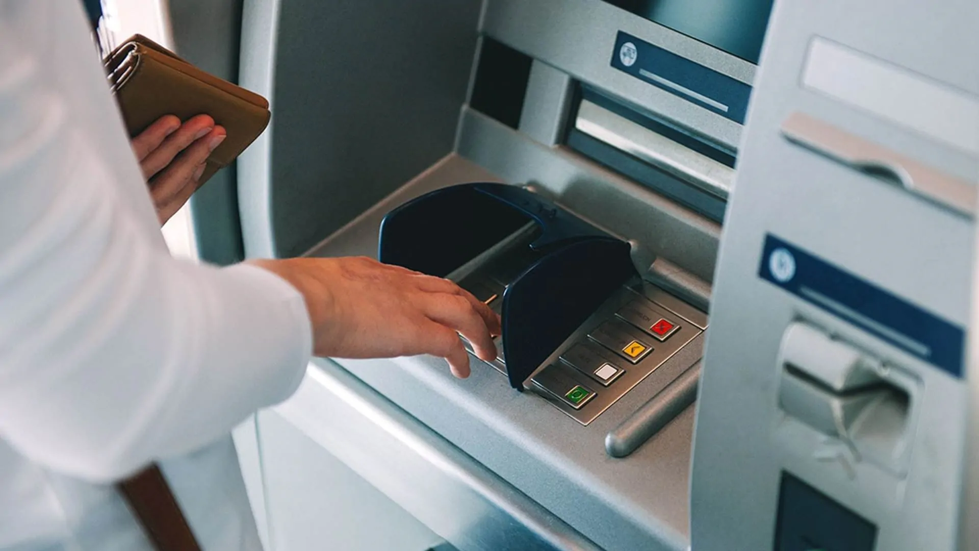 التحقيقات تكشف الستار عن اعترافات المتهمين عقب محاولة سرقة ماكينة ATM في الشيخ زايد 3 تغذية ماكينات ATM