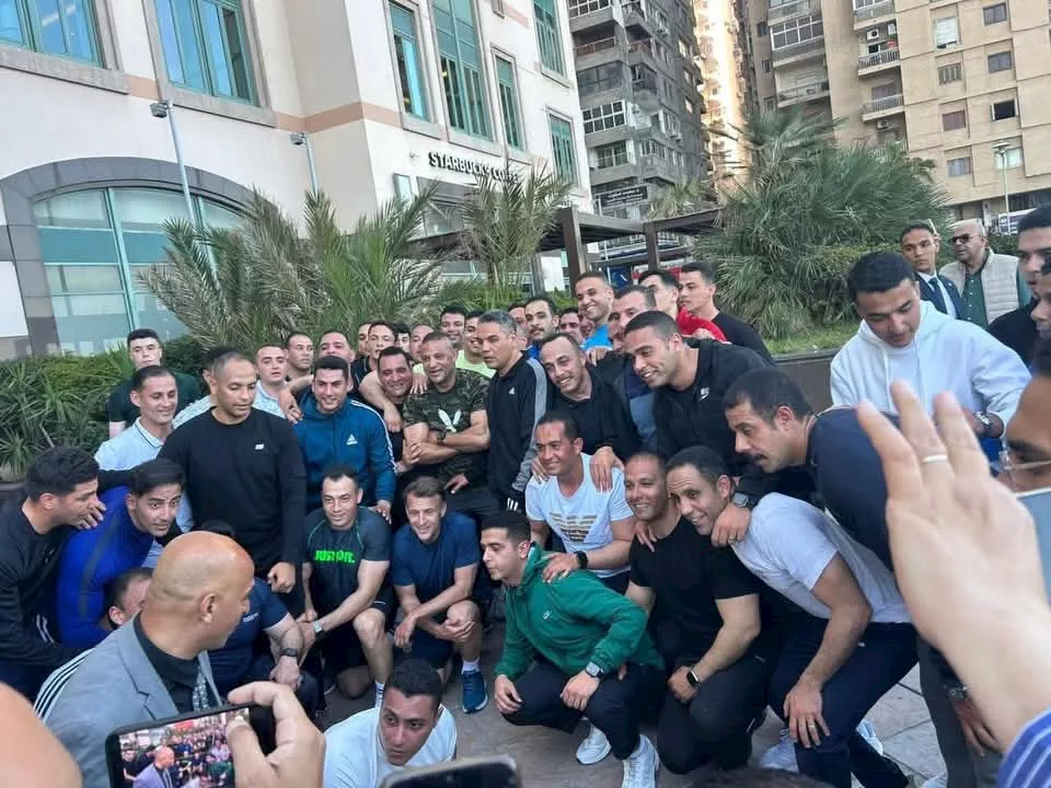 ماكرون يكسر البروتوكول ويلتقط صورا مع عمال المطاعم في سان ستيفانو 3 ماكرون يكسر البروتوكول
