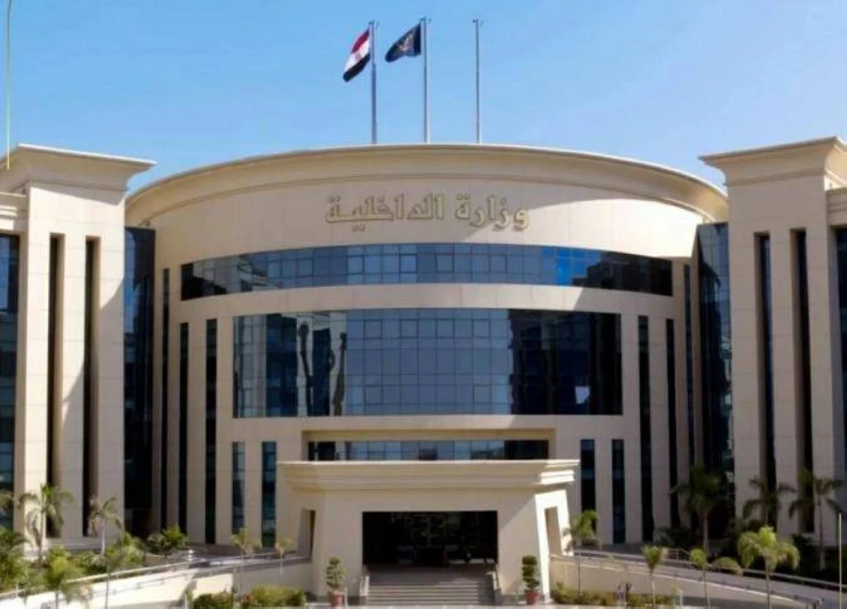 الأجهزة الأمنية تكشف حقيقة فيديو سيدة الأوراق الغامضة عقب انتشار اتهامها بالشعوذة في الميكروباص 4 حقيقة فيديو سيدة الأوراق الغامضة