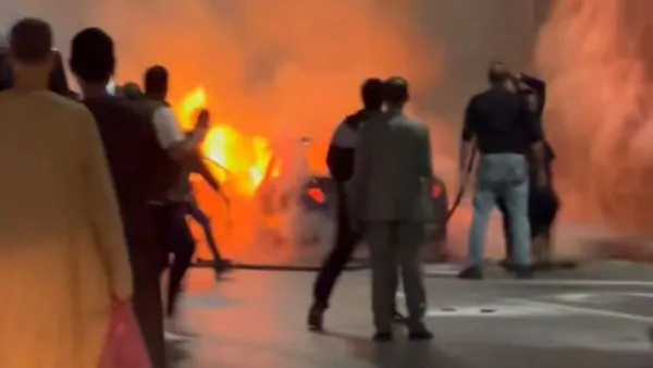 ننشر أول صور من إحتراق سيارة أمام المتحف المصري الكبير 3 إحتراق سيارة