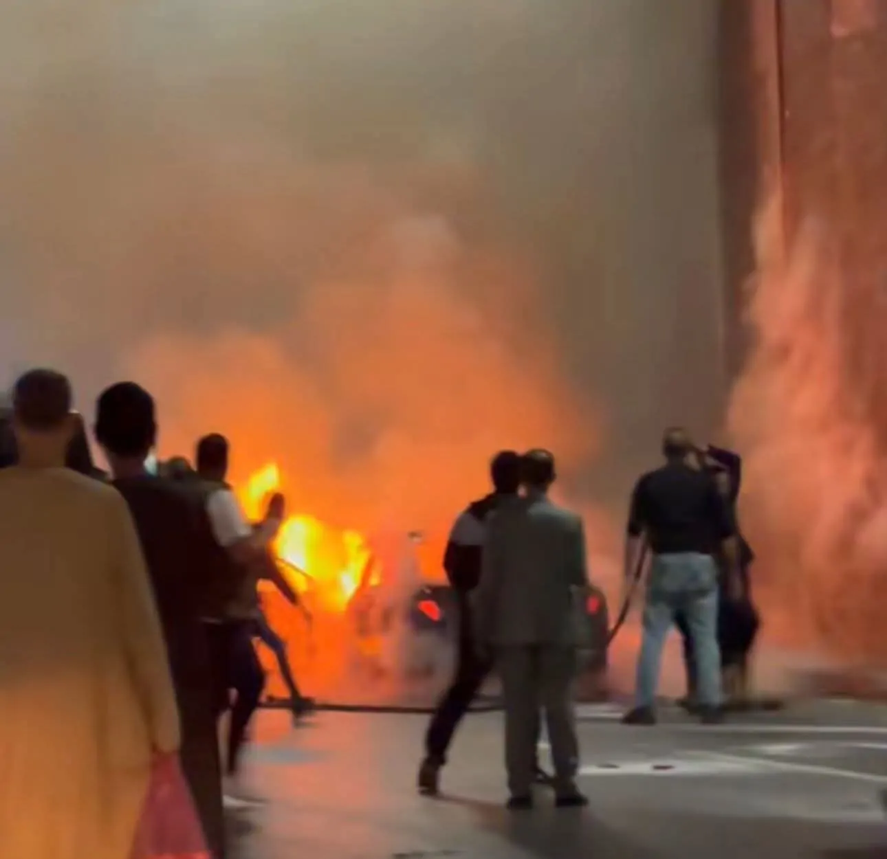 ننشر أول صور من إحتراق سيارة أمام المتحف المصري الكبير 2 إحتراق سيارة