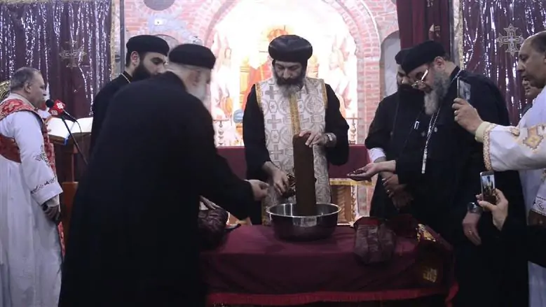 بالصور أقباط الإسكندرية يحتفلون بعيد أباكير ويوحنا ومنطقة أبوقير سميت على اسمه 4 عيد القديس أباكير