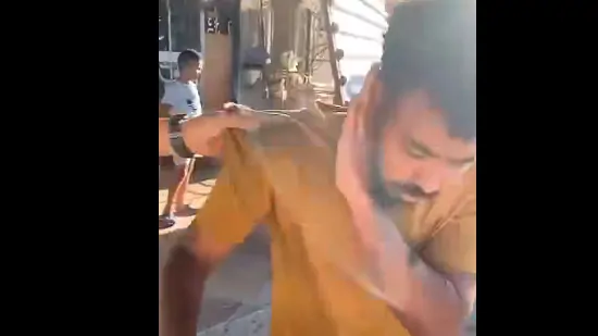 بالفيديو اعتداء مهين على مهاجر مسيحي في ليبيا كان يرتدي صليبًا حول رقبته 2 اعتداء على مهاجر مسيحي في ليبيا