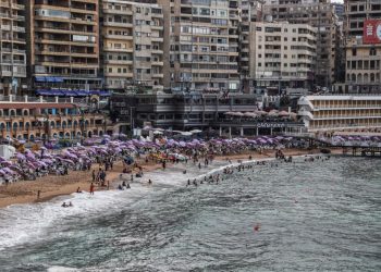 لأول مرة سر تغير لون البحر في الإسكندرية وانحسار المياة