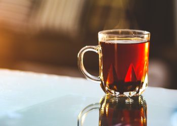 شرب كوب من الشاي قبل النوم يصيبك بمشكلة خطيرة