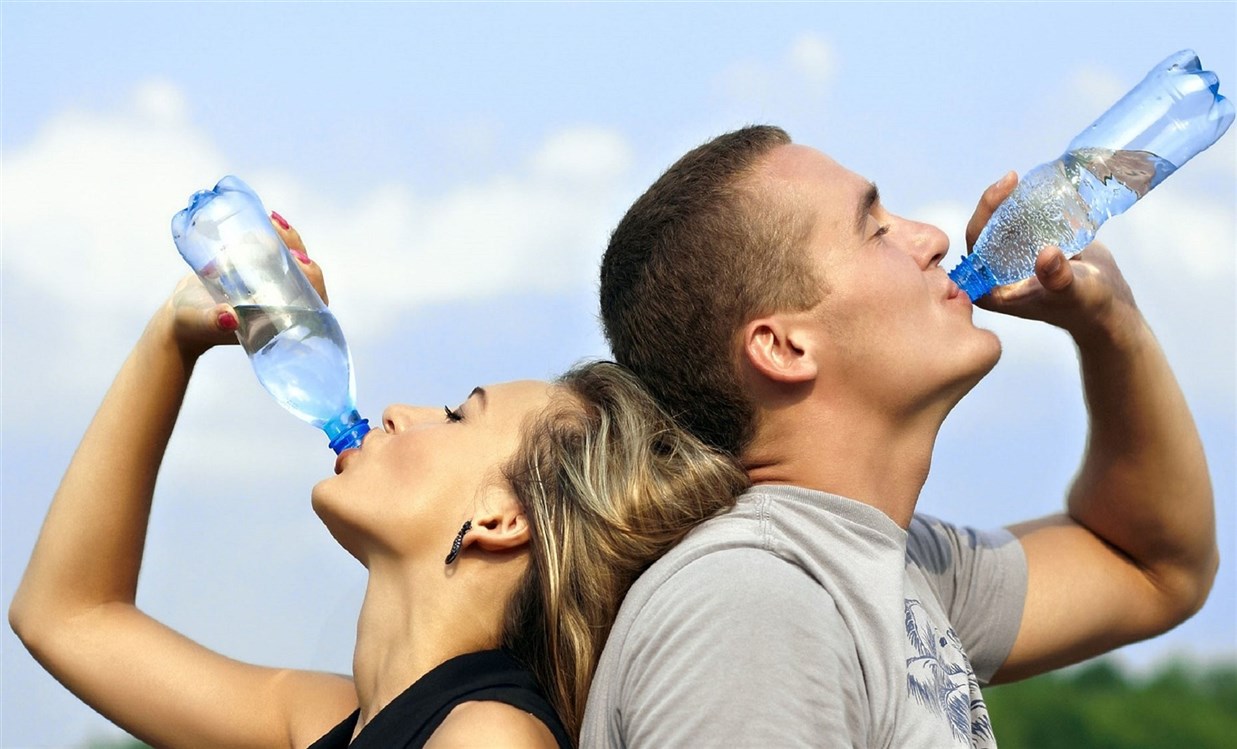 مفاجأة تناول كوب من الماء الساخن قبل النوم يعالج هذه الحالات المرضية 2 190627040223160 man and woman drinking bottled water pixabay image