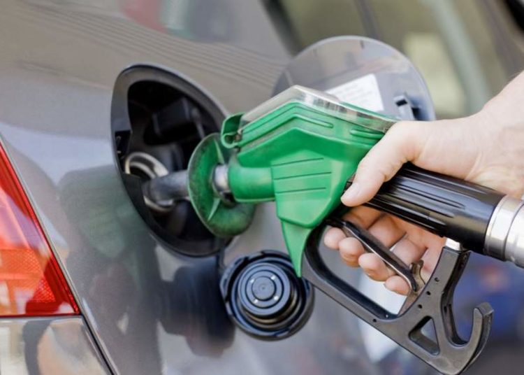 بعد زيادة سعر البنزين ننشر 6 نصائح ذهبية لتوفير استهلاك الوقود للسيارات 1 Pumping gas