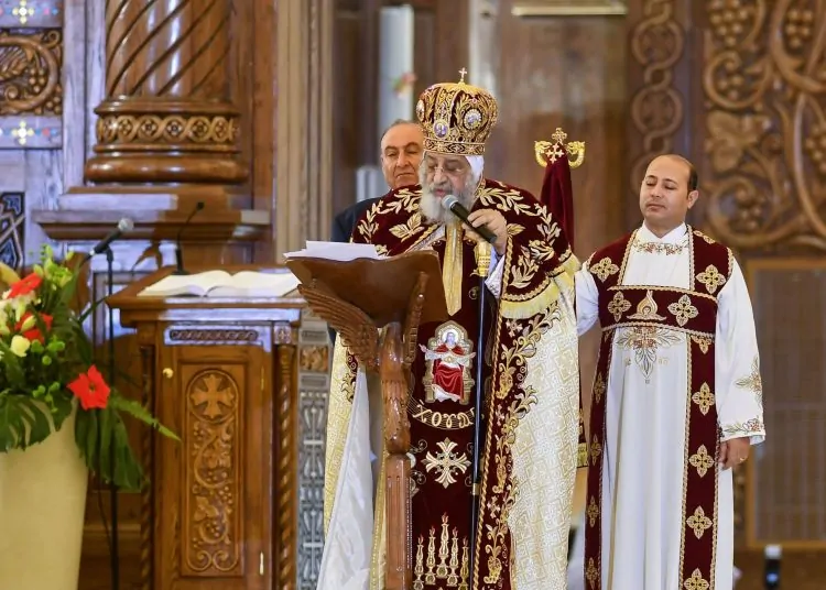 من التونية البيضاء إلى عصا الرعاية أسرار ملابس البابا في ليلة النور وكواليس احتفال مصر بعيد القيامة 1 عيد القيامة المجيد