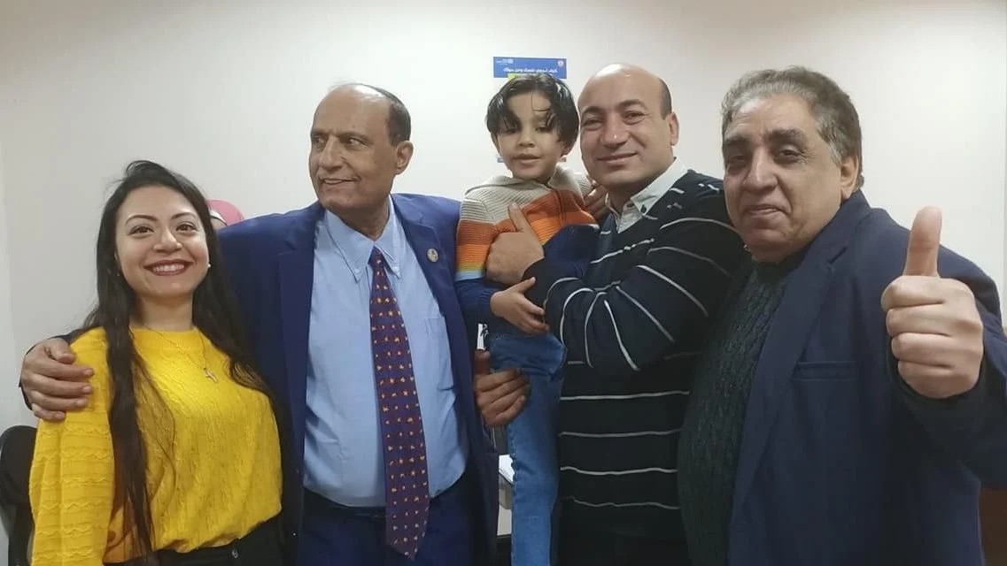 ببكاء شديد والدة الطفل شنودة و لحظة استلامه بدموع الفرح 2 استلام والدة الطفل شنودة ابنها بالتبنى
