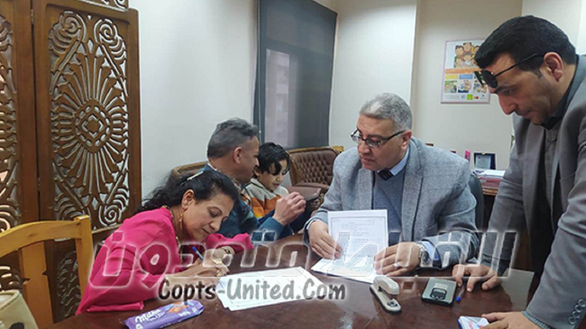 بالفيديو توقيع والده الطفل شنودة على اقرار باستلامه وسط فرحة و زغاريد 2 والدة الطفل شنودة توقع على استلامه