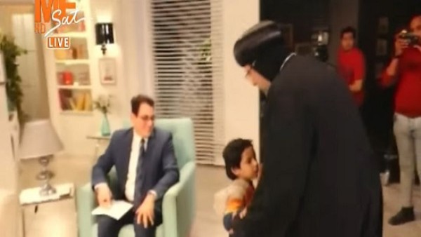بعد عودة الطفل شنودة شاهد ما فعله الأنبا إرميا رئيس المركز الثقافي القبطي 2 الأنبا إرميا يحتضن الطفل شنودة