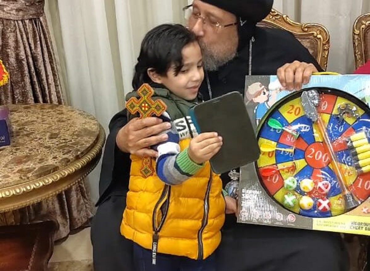 بعد عودة الطفل شنودة شاهد ما فعله الأنبا إرميا رئيس المركز الثقافي القبطي 3 الأنبا إرميا يحتضن الطفل شنودة