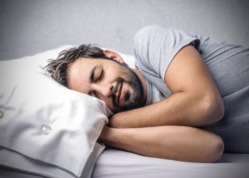 النوم يصيبك بأمراض مزمنة في هذه الحالة