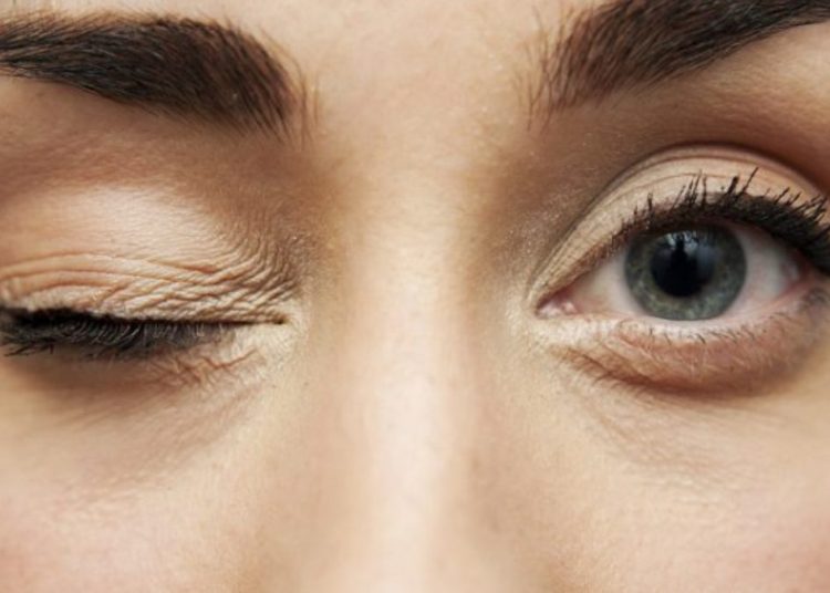 عادات نمارسها يوميًا احذر هذه الأسباب تؤدي إلى رعشة جفن العين باستمرار 1 Eye twitching 740x493 1 1200x675 1