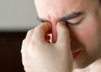التهاب الجيوب الأنفية أبرزها 4 أسباب خفية لآلام الأسنان أثناء مضغ الطعام