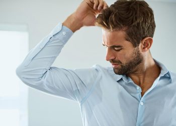 احذر رائحة العرق الكريهة تشير إلى الإصابة بـ مرض خطير