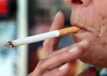 احذر ماذا يحدث لجسمك عند تدخين سيجارة يوميًا قبل وجبة الإفطار
