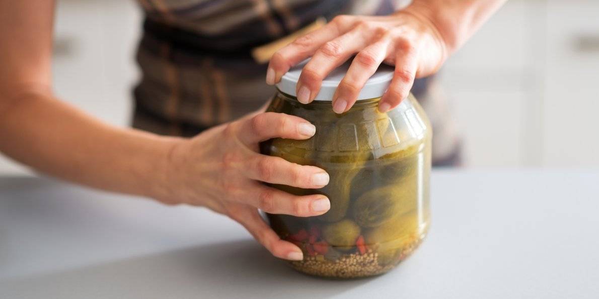 ستوفر لكي الكثير من المتاعب أفتحي اي برطمان بـ 3 طرق بسيطة 4 the ultimate trick to opening a jar lid thats stuck 233258