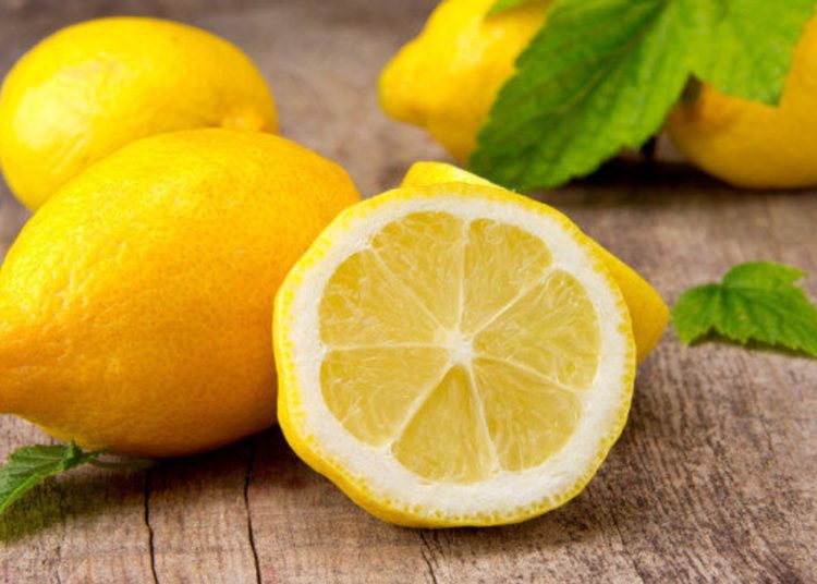 هيضر صحتك احذر لا تعصر الليمون على الأطعمة والمشروبات الساخنة 1 فوائد صحية متعددة لمشروب الليمون