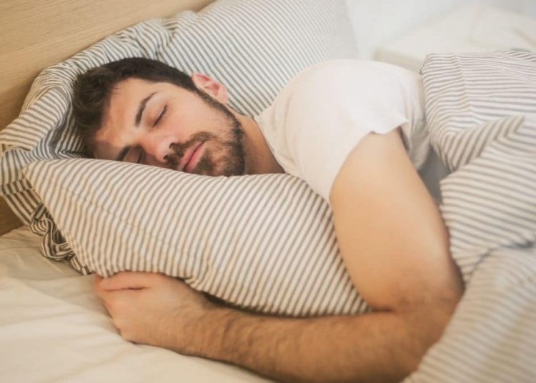 ماذا يحدث لجسمك عند النوم أمام المروحة 5 كوارث تصيبك 1 أضرار-النوم