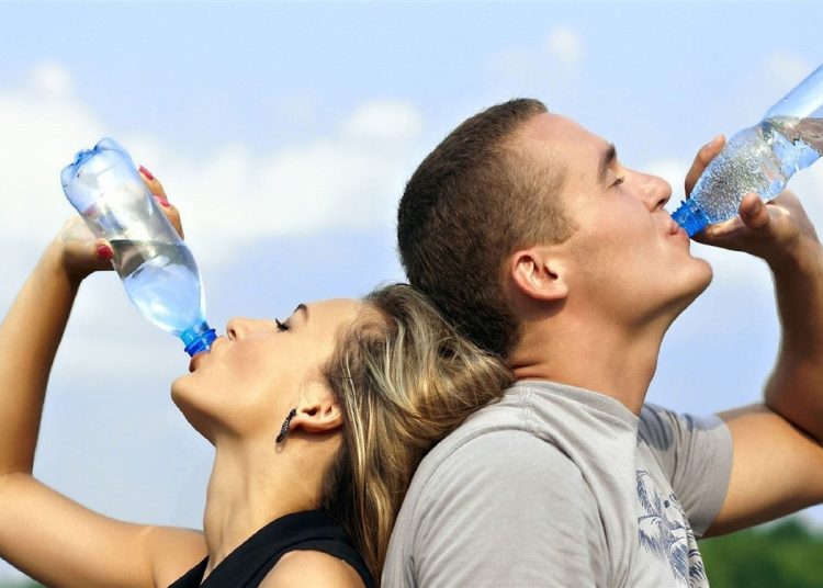 مش بسبب قلة الماء لهذا السبب تشعر بالعطش طول الوقت 1 190627040223160 man and woman drinking bottled water pixabay image