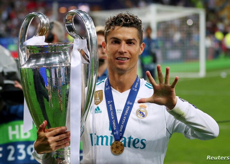 كريستيانو رونالدو ينتقل إلى عملاق الكرة الإنجليزية في مفاجأة خارج التوقعات 1 FILE PHOTO: Soccer Football - Champions League Final - Real Madrid v Liverpool - NSC Olympic Stadium, Kiev, Ukraine - May 26, 2018 Real Madrid's Cristiano Ronaldo gestures as he celebrates winning the Champions League with the trophy REUTERS/Hannah McKay /File Photo
