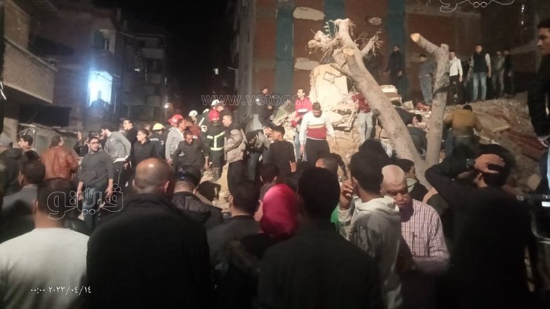 إنهيار عقار بالكامل واللقطات الأولى للبحث عن السكان 4 273 1