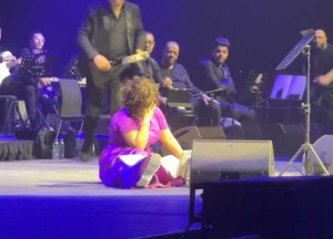 الفنانة شيرين عبد الوهاب تثير ضجة في الفيديو بإطلالة ملفتة 4 الفنانة شيرين عبد الوهاب بإطلالة ملفتة