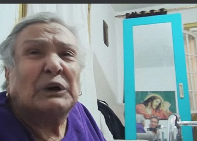 سيدة مسنة تستغيث بقداسة البابا تواضروس عيالي كلوني 1 الانبا نوفير فى زيارة الام سميرة