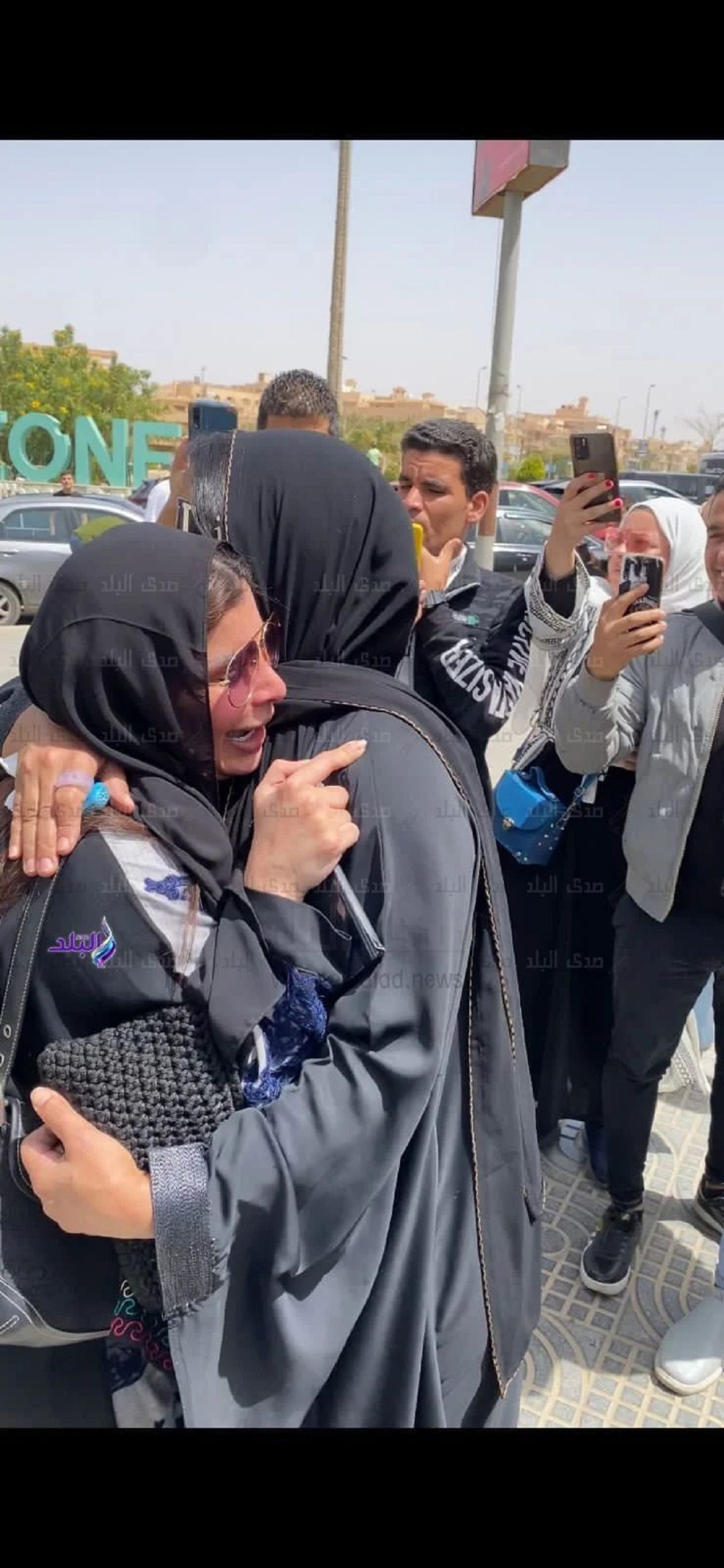 انهيار والدة شيرين الطحان بعد وصول الجثمان بمسجد فاطمة الشربتلي 2 انهيار والدة شيرين الطحان