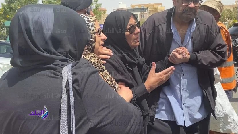 انهيار والدة شيرين الطحان بعد وصول الجثمان بمسجد فاطمة الشربتلي 3 انهيار والدة شيرين الطحان
