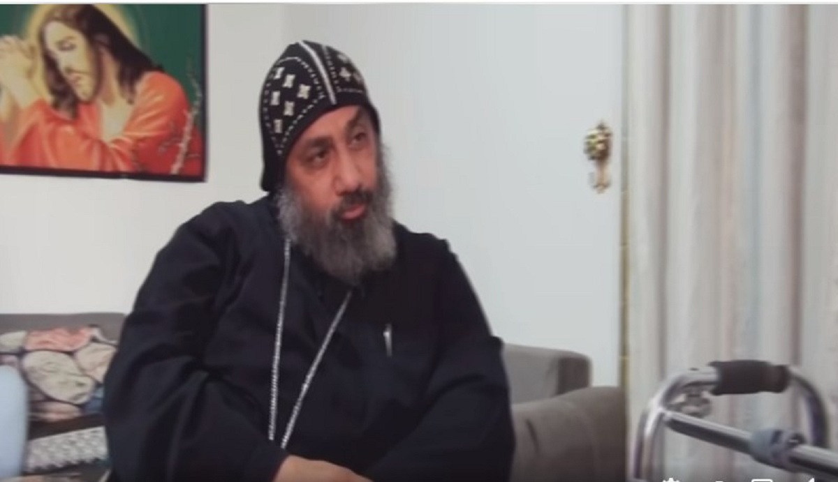 شاهد ما فعله الانبا نوفير مع الام سميرة التي طردها ابنها 2 الانبا نوفير فى زيارة الام سميرة