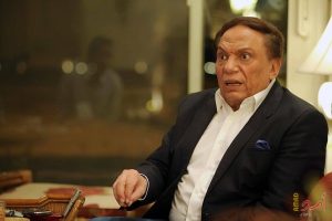 أعرف حقيقة سحب رامي إمام الهاتف من والده عادل إمام فى عيد ميلاد الفنان 4 الفنان عادل إمام