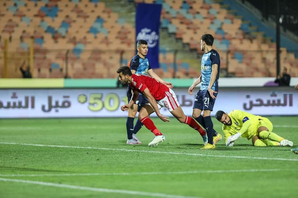 بعد إصابه نجم الاهلى أمام بيراميدز في كأس مصر نقله إلى المستشفى 2 إصابه نجم الاهلى أمام بيراميدز