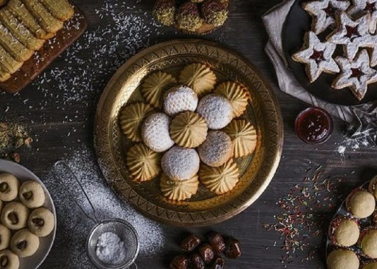 سعر كحك العيد والبسكويت 2023 العيد قرب 1 أضرار وضع كحك العيد والبسكويت على ورق الجرائد