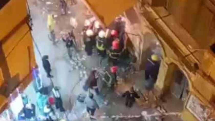 إنهيار عقار بالكامل واللقطات الأولى للبحث عن السكان 3 مصابين بعد إنهيار عقار