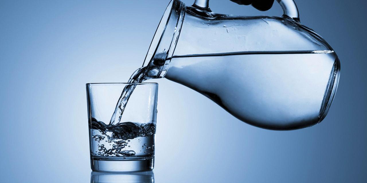 اضرار المياه المثلجة 6 أضرار خطيرة لهذه العادة من بينها اضطراب ضربات القلب 4 87886 الاهتمام بشرب الماء