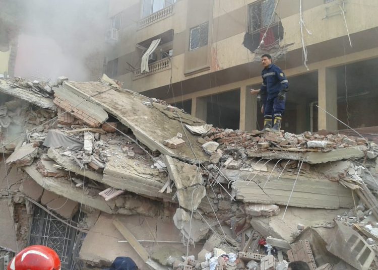 أنهيار عقار من 3 طوابق وننشر بالصور مايحدث الأن 1 انهيار عقار في إمبابة