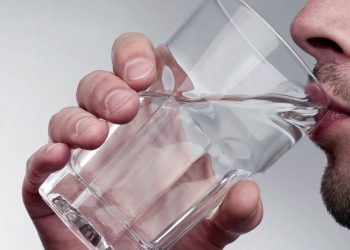 اضرار المياه المثلجة 6 أضرار خطيرة لهذه العادة من بينها اضطراب ضربات القلب