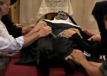 الراهبة كما هي بلبسها كاملة