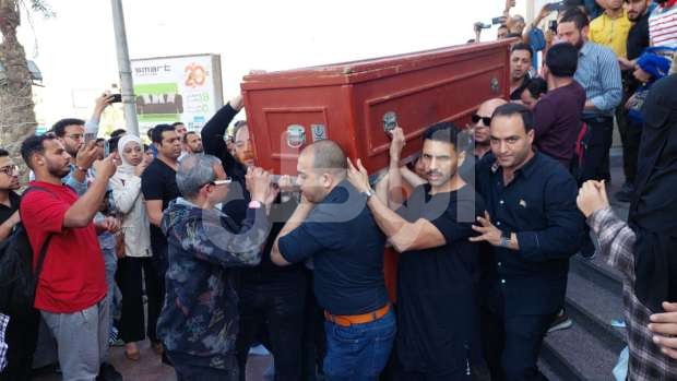 جنازة مصطفى درويش 5 مشاهد مؤثرة بينها شقيقه وخطيبته 4 167
