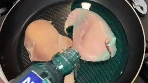 نكبة كبيرة احذر من قلي الفراخ بهذه الطريقة الامر الذي اثار جدلا كبيرا 3 احذر من قلي الفراخ بهذه الطريقة