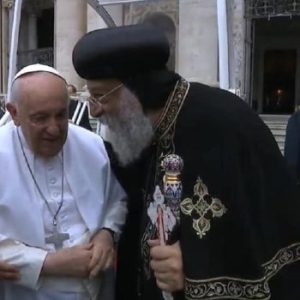 الكنيسة عن تقبيل البابا فرنسيس للصليب الذي كان يرتديه البابا تواضروس