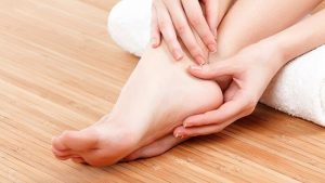للتخلص من تشققات الكعبين اعرفى علاجات طبيعية منزليه 5 للتخلص من تشققات الكعبين اعرفى علاجات طبيعية منزليه
