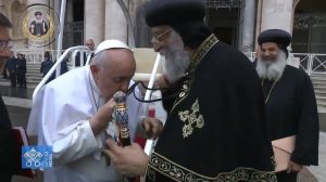 البابا فرنسيس مع البابا تواضروس فى تواضع ومحبة صورة 