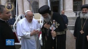 البابا فرنسيس مع البابا تواضروس فى تواضع ومحبة صورة 