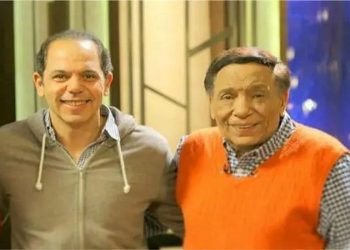 أعرف حقيقة سحب رامي إمام الهاتف من والده عادل إمام فى عيد ميلاد الفنان