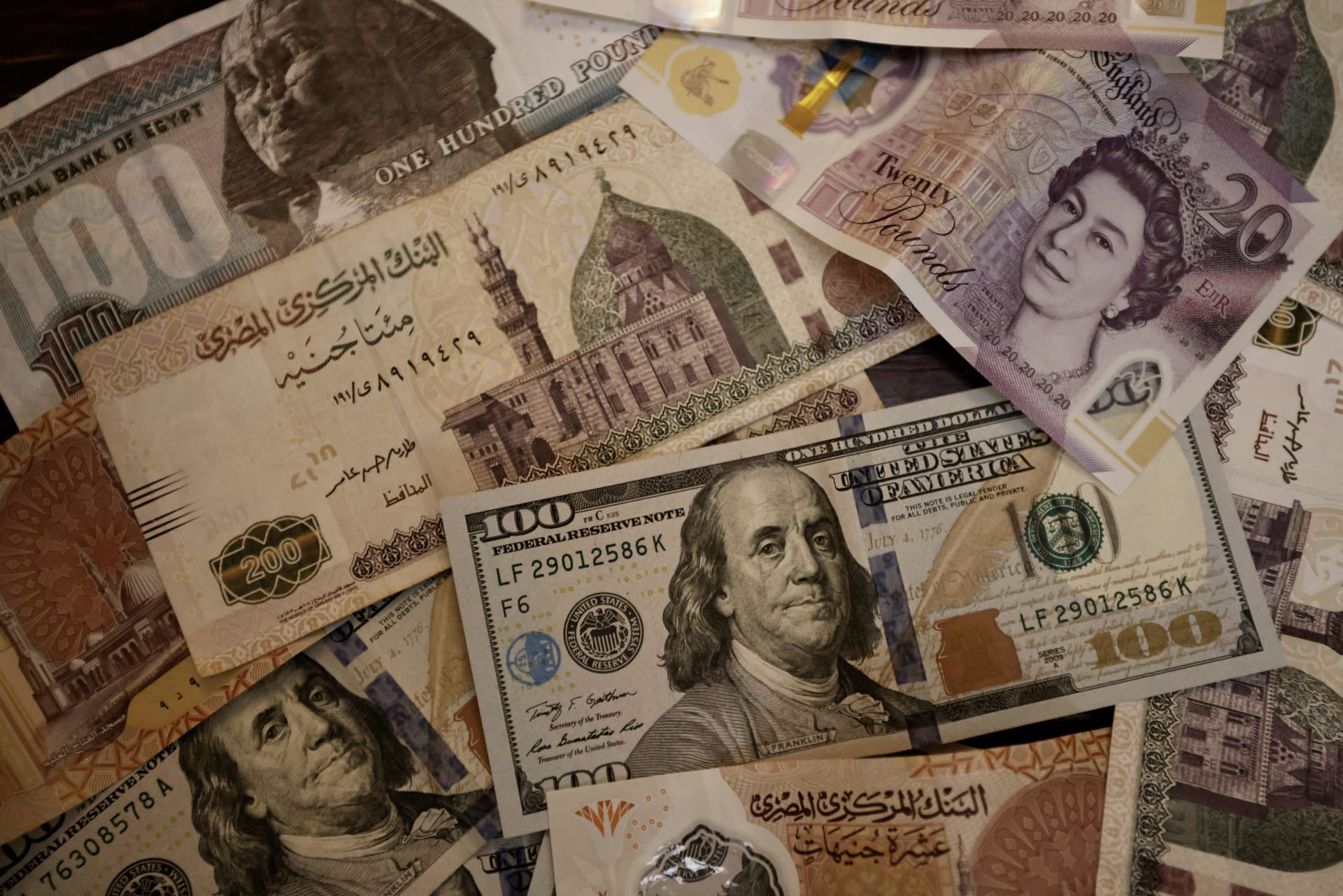 تحذيرات للمتعاملين بالدولار في السوق السوداء سيتكبدون خسائر فادحة 3 تحذيرات للمتعاملين بالدولار في السوق السوداء