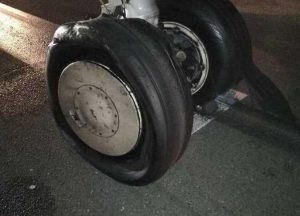 انفجار أحد إطارات طائرة مصر للطيران