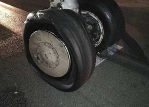 شاهد بالصور ما حدث بطائرة مصر للطيران أثناء هبوطها في مطار جدة 3 انفجار أحد إطارات طائرة مصر للطيران